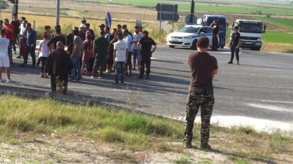 Μετανάστες κάνουν ό,τι θέλουν! Έκλεισαν το δρόμο Τρικάλων-Λάρισας στο Κουτσόχερο